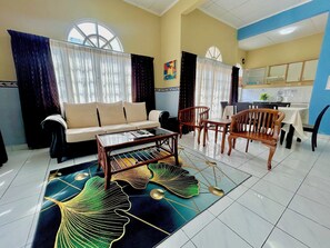 标准别墅, 3 间卧室 | 起居区 | 32-英寸液晶电视 （配备卫星频道）、电视