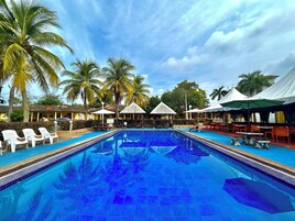 Una piscina al aire libre, sombrillas