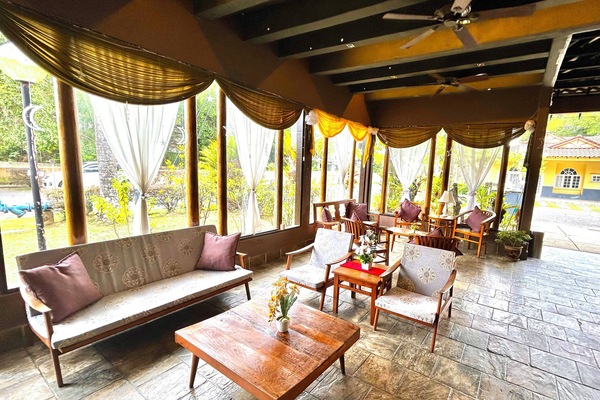 Lobby lounge