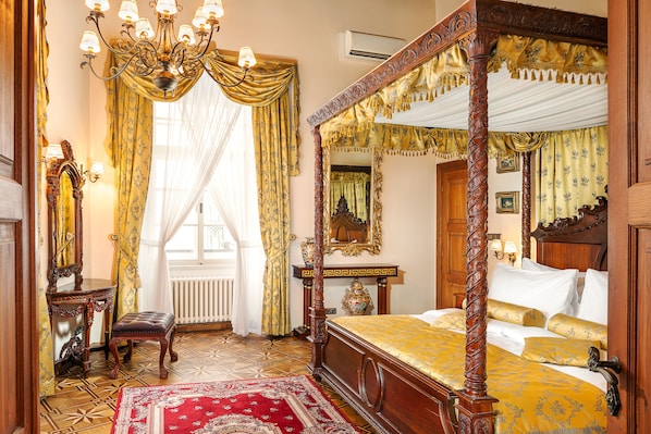 1 غرفة نوم وأسرّة سليكت كومفورت وميني بار وخزنة داخل الغرفة