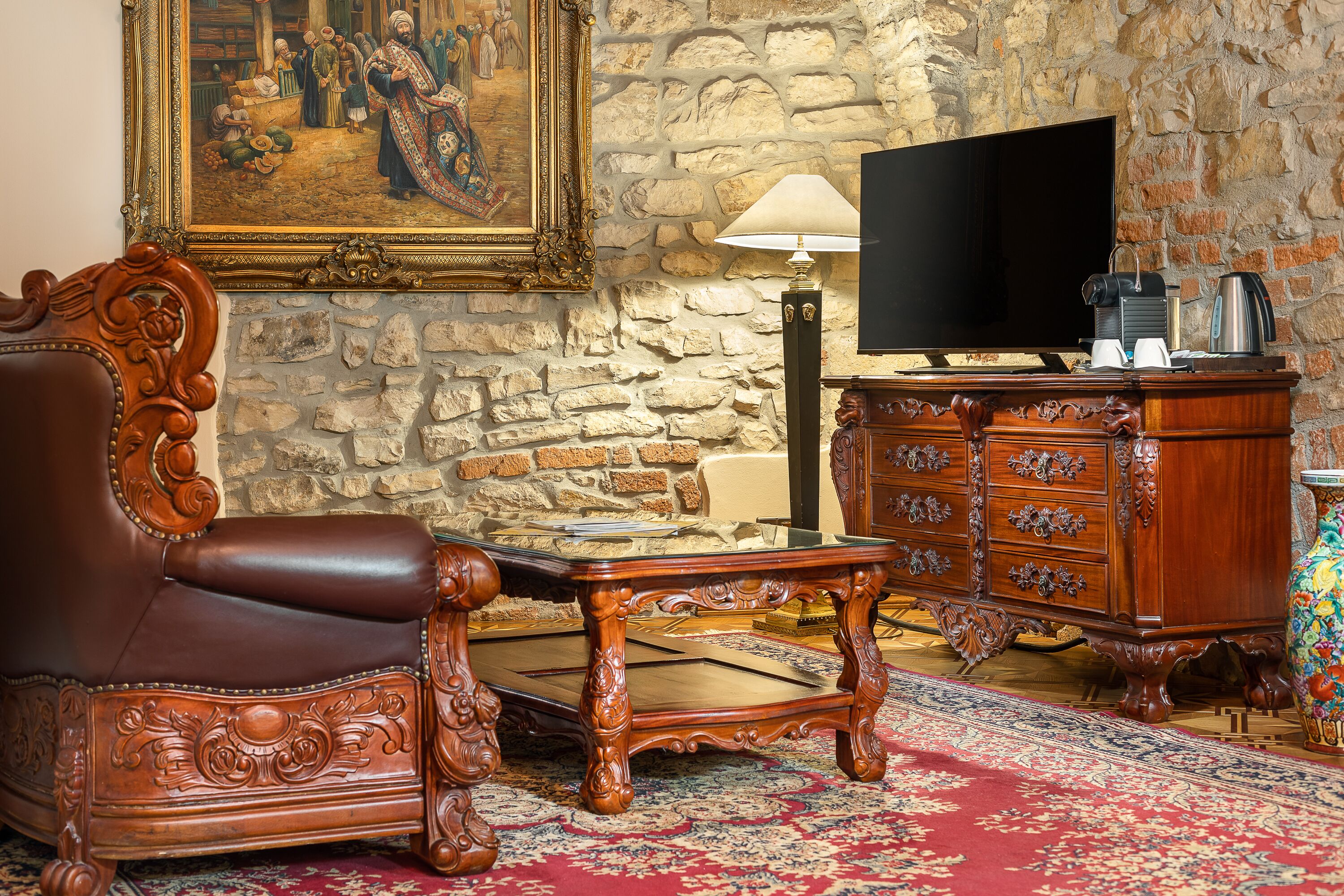 junior suite, 1 bedroom | living area | 100-cm flat-screen tv with cable channels, tv