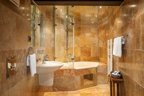 Suíte júnior, 1 quarto | Banheiro | Banheira, produtos de toalete grátis, secador de cabelo, chinelos