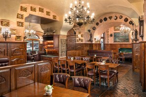 2 Restaurants, Frühstück, Mittagessen, Abendessen, internationale Küche
