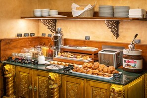 Café da manhã com buffet todos os dias mediante uma taxa