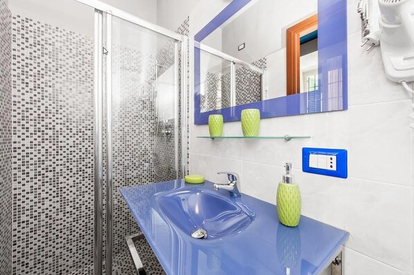 Shower, free toiletries, hair dryer - La Casa Di Elena (Rome)