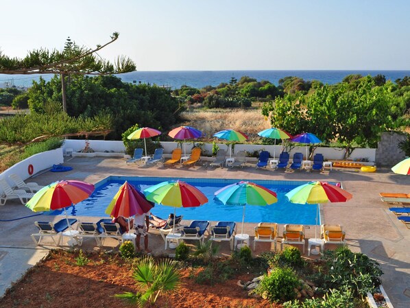Outdoor pool, pool umbrellas, sun loungers - Greta Beach (Hersonissos)