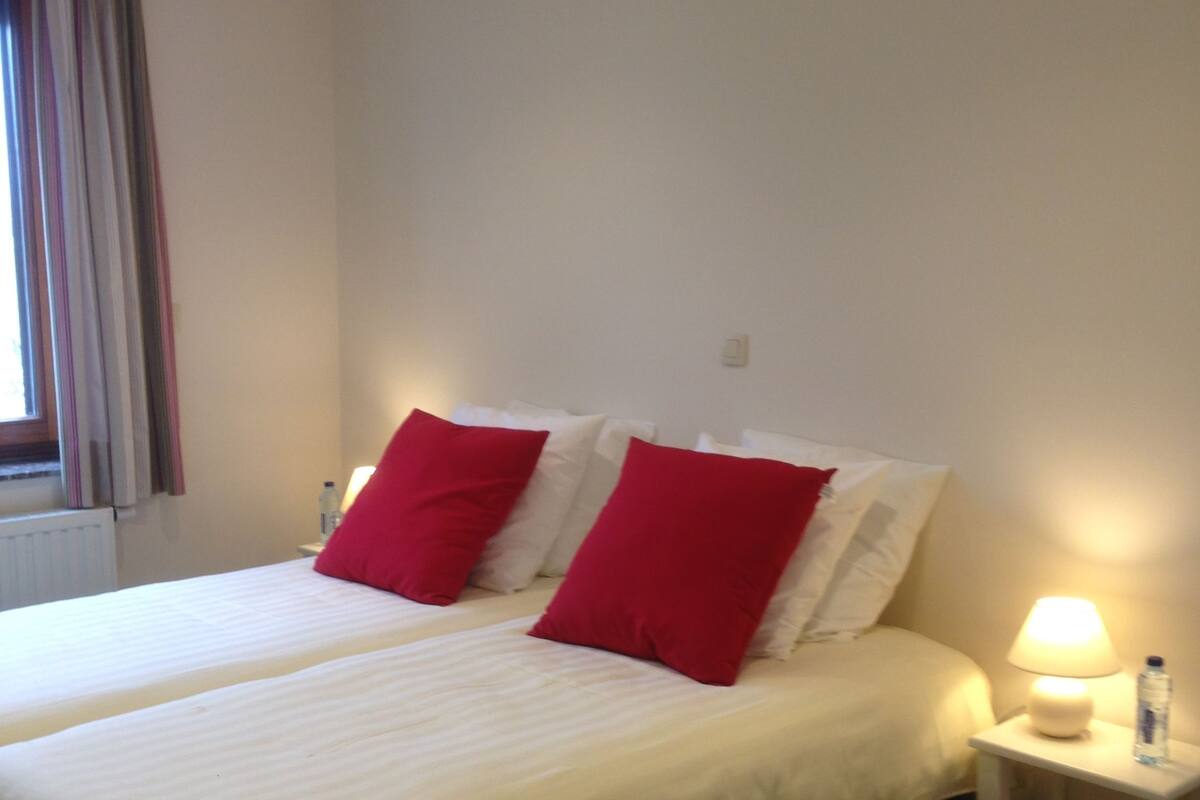 Tweepersoonskamer | Luxe beddengoed, een minibar, een bureau, een strijkplank/strijkijzer