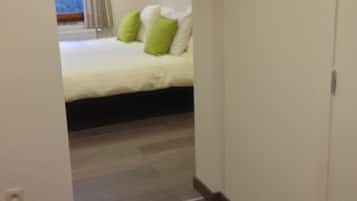 Tweepersoonskamer | Luxe beddengoed, een minibar, een bureau, een strijkplank/strijkijzer