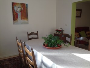 Café da manhã continental todos os dias (EUR 12.00 por pessoa) 