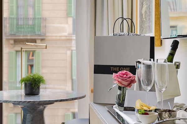 Luxe beddengoed, een minibar, een kluis op de kamer, een bureau