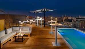 Indoor pool, seasonal outdoor pool, sun loungers - The One Barcelona GL (Barcelona)