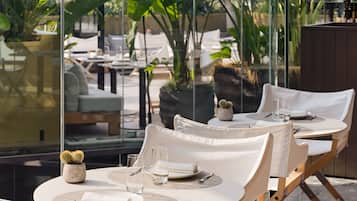 2 restaurants servant le petit déjeuner et le dîner