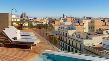 Piscina coberta, piscina a l'aire lliure de temporada i gandules