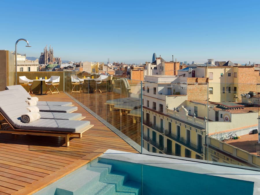 Een binnenzwembad, een seizoensgebonden buitenzwembad en ligstoelen