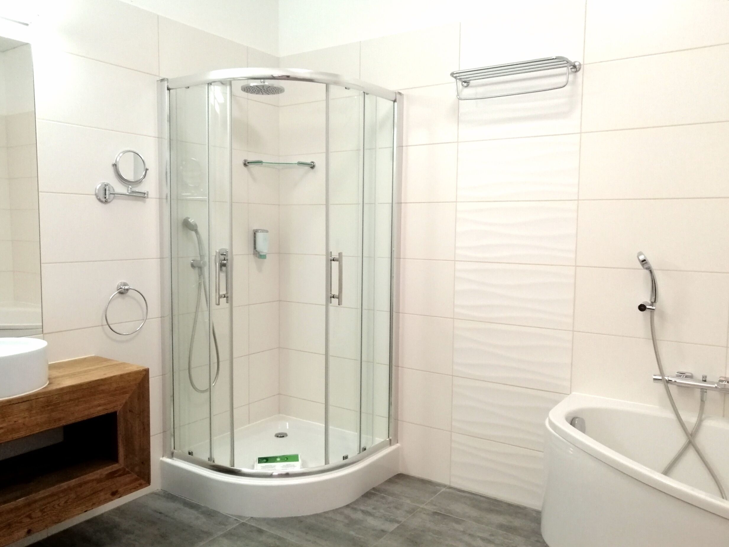 Articles de toilette gratuits, sèche-cheveux, peignoirs, chaussons