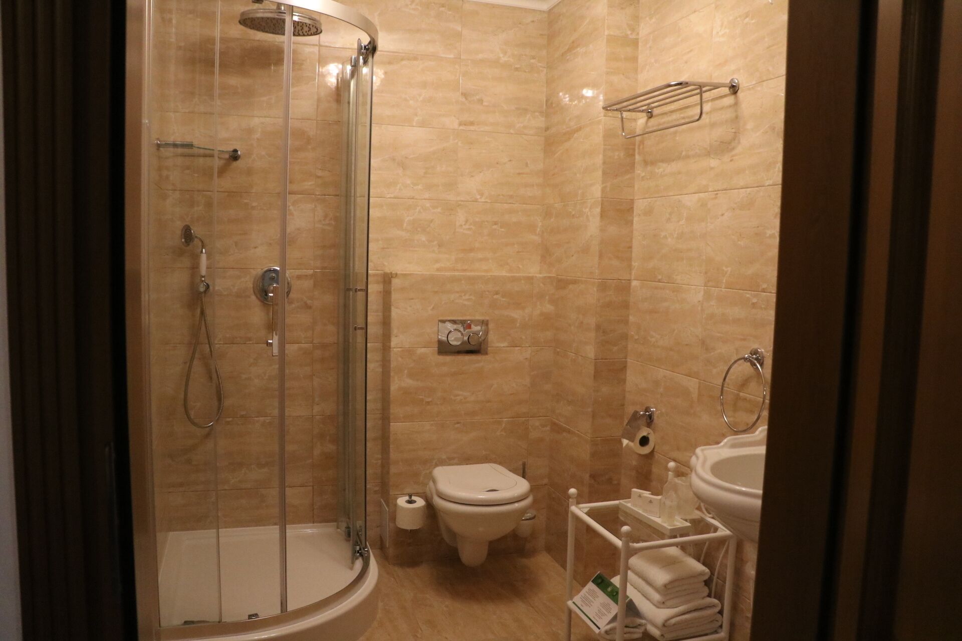 Uma casa de banho moderna com chuveiro envidraçado, sanita e lavatório.