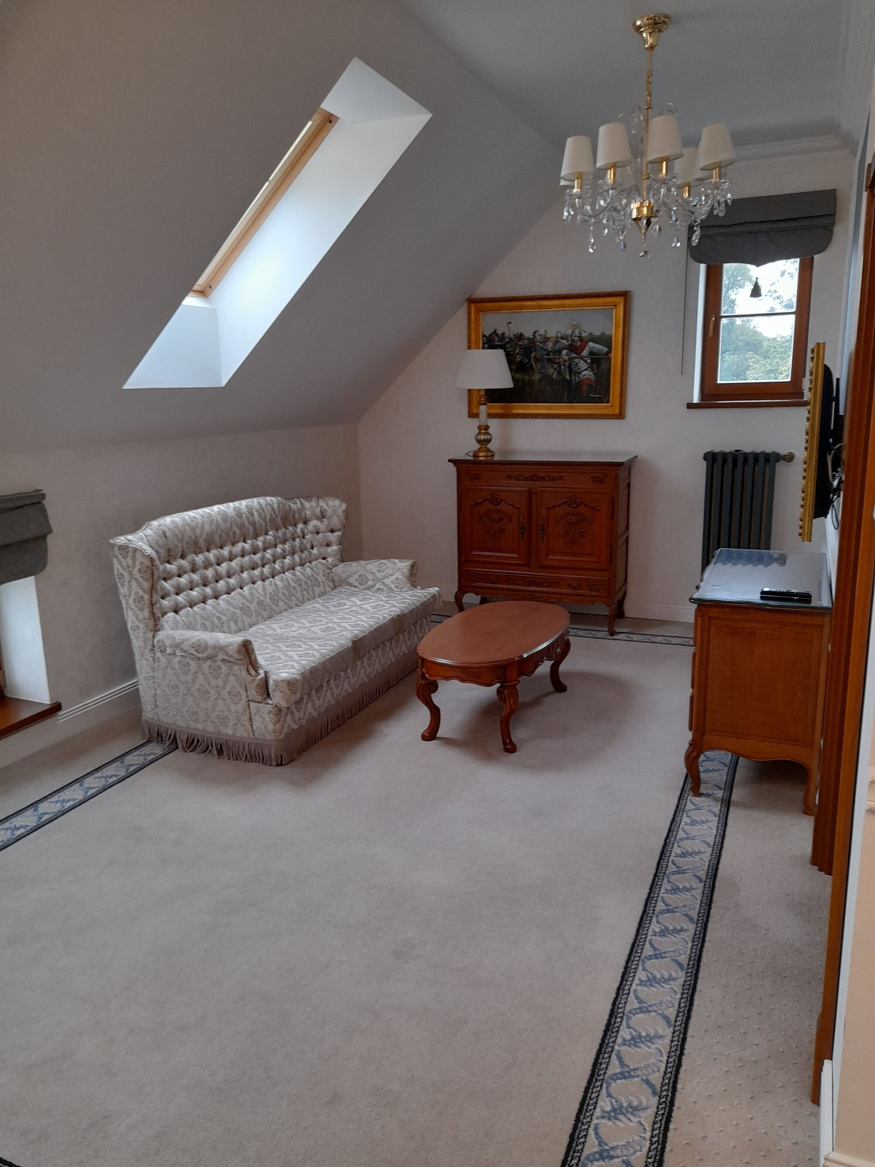 deluxe suite | living area | flat-screen tv