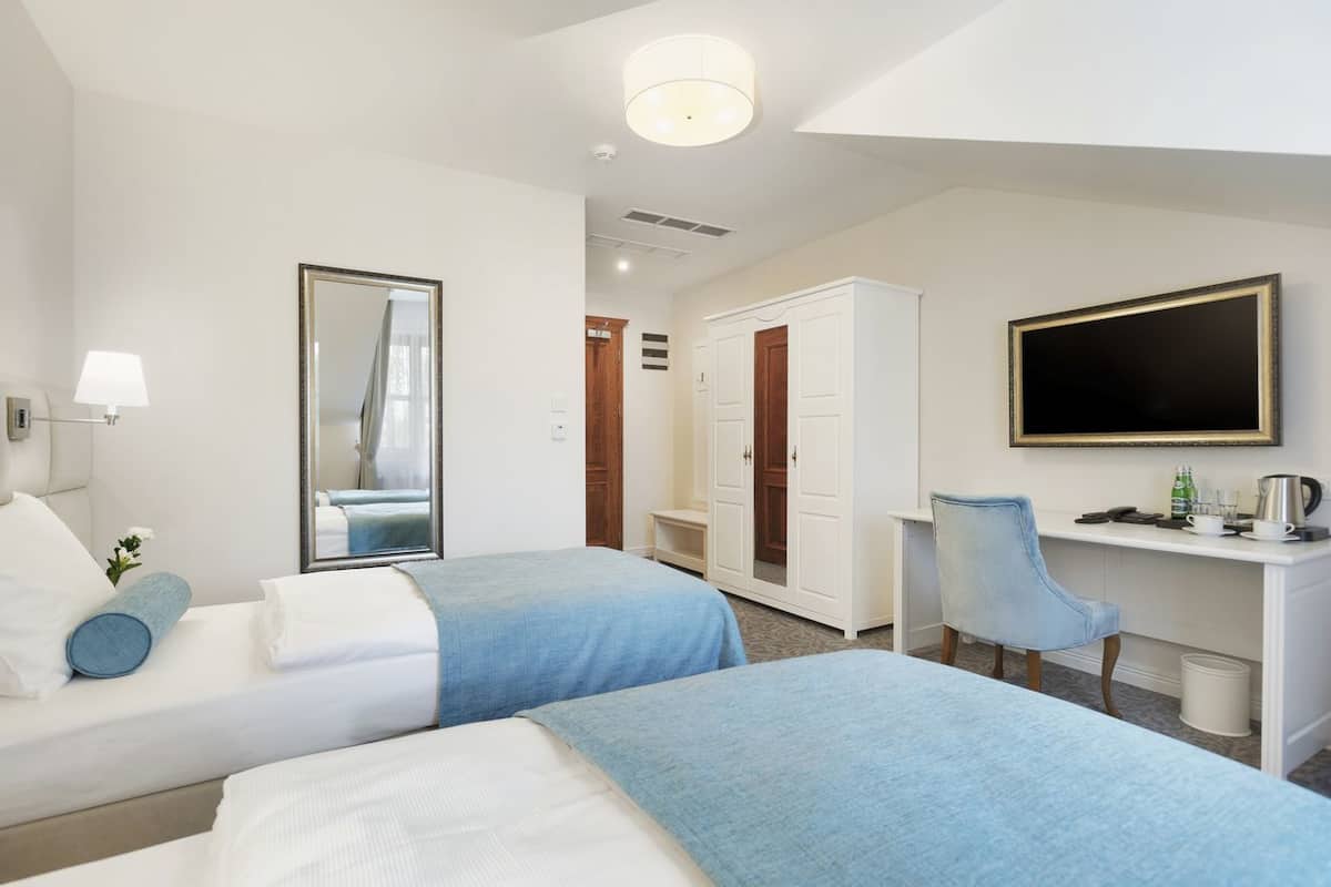 Comfort Double or Twin Room (Dworek) | 1 bedroom, minibar, in-room safe, desk