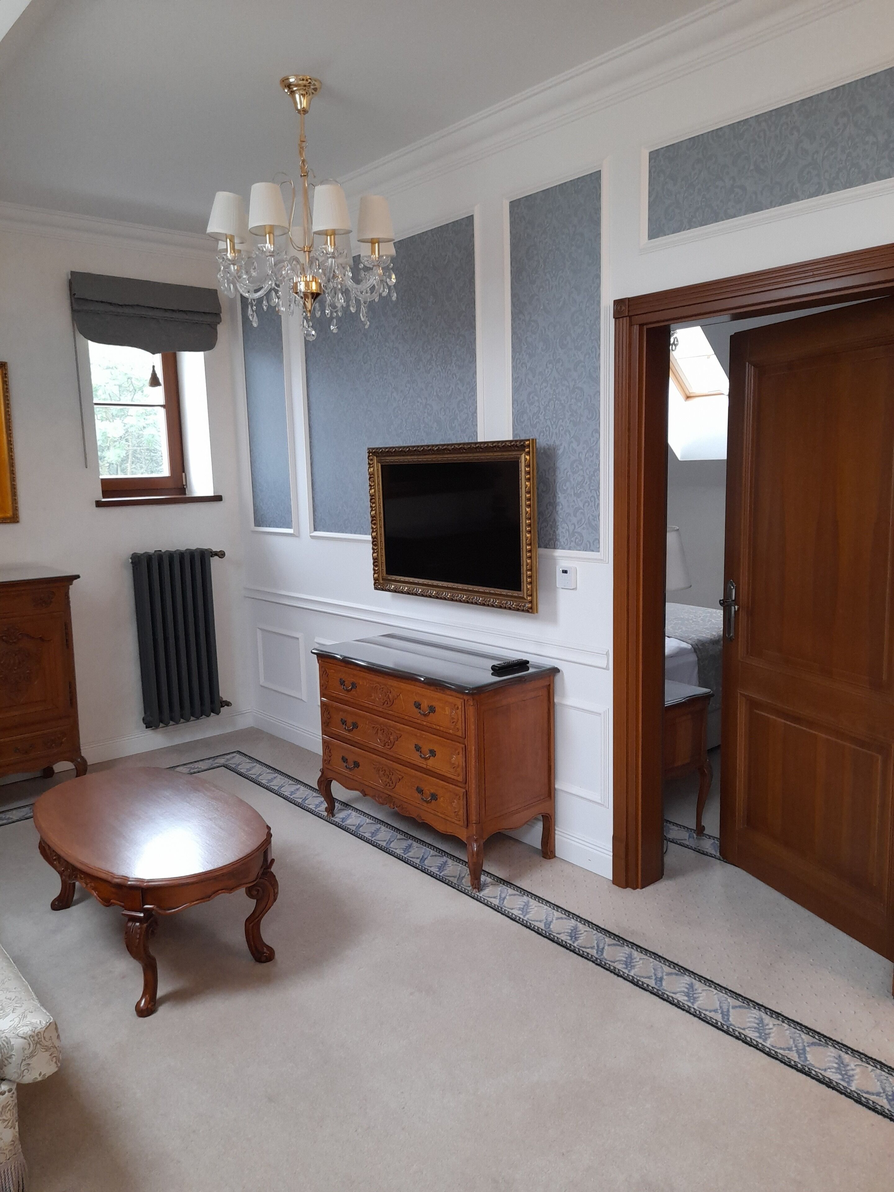 deluxe suite | living area | flat-screen tv