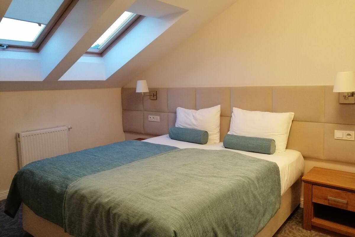 Suite – junior | Minibar, safe på rommet, skrivebord og lydisolert