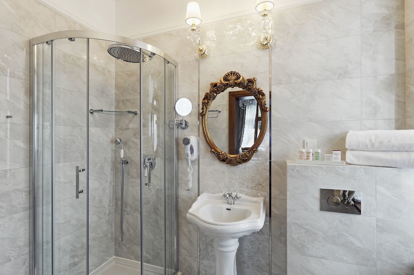 standard double room (palac) | bathroom | free toiletries, hair dryer, bathrobes, slippers