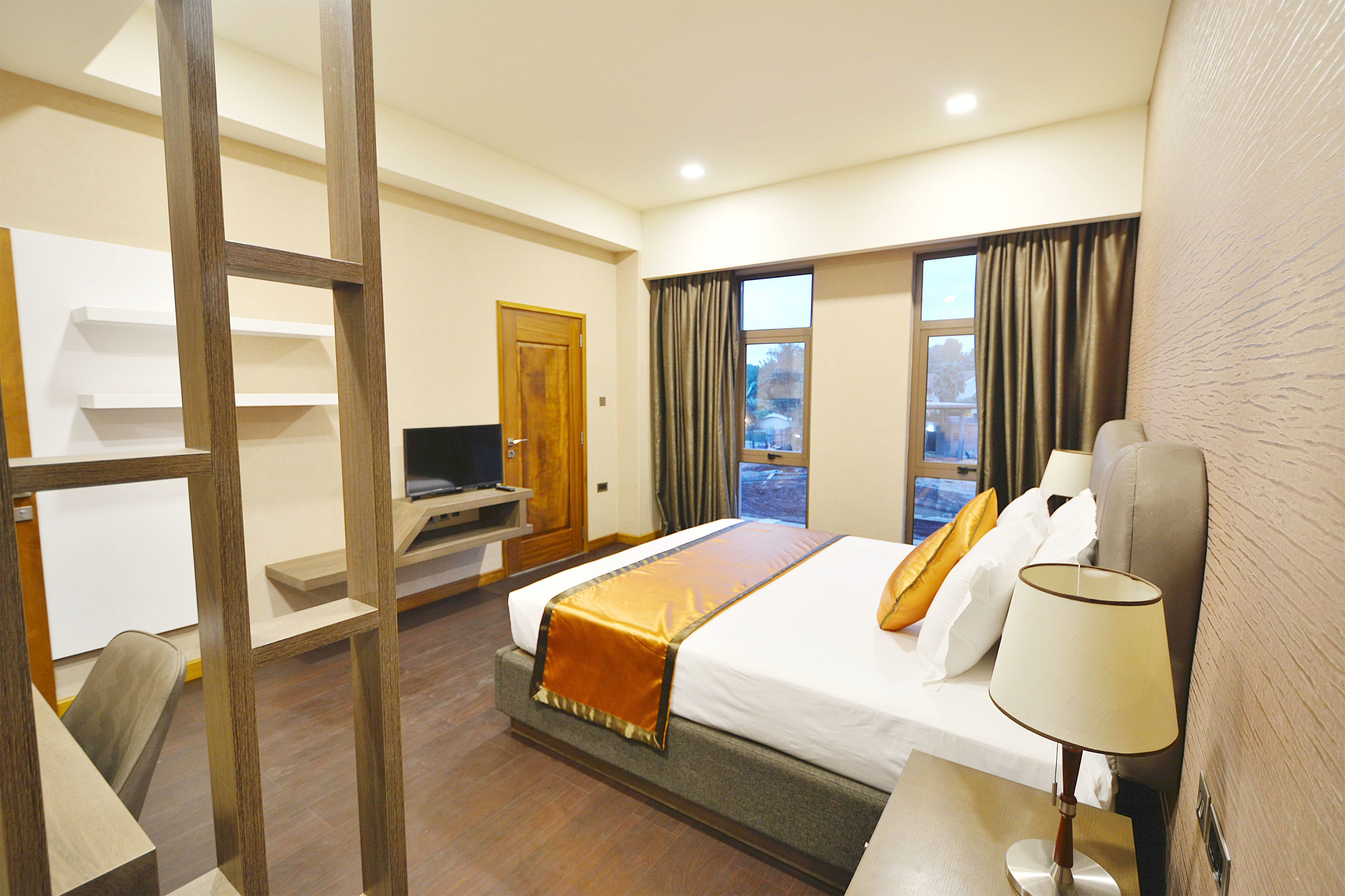 3 ห้องนอน, ตู้นิรภัยในห้องพัก, ตกแต่งพิเศษโดยเฉพาะ, โต๊ะทำงาน