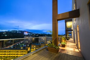 Penthouse ejecutivo, 3 habitaciones, vista a la montaña | Vista del balcón