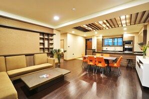 Penthouse ejecutivo, 3 habitaciones, vista a la montaña | Área de sala de estar | Televisión LED de 55 pulgadas con canales vía satélite y televisión 