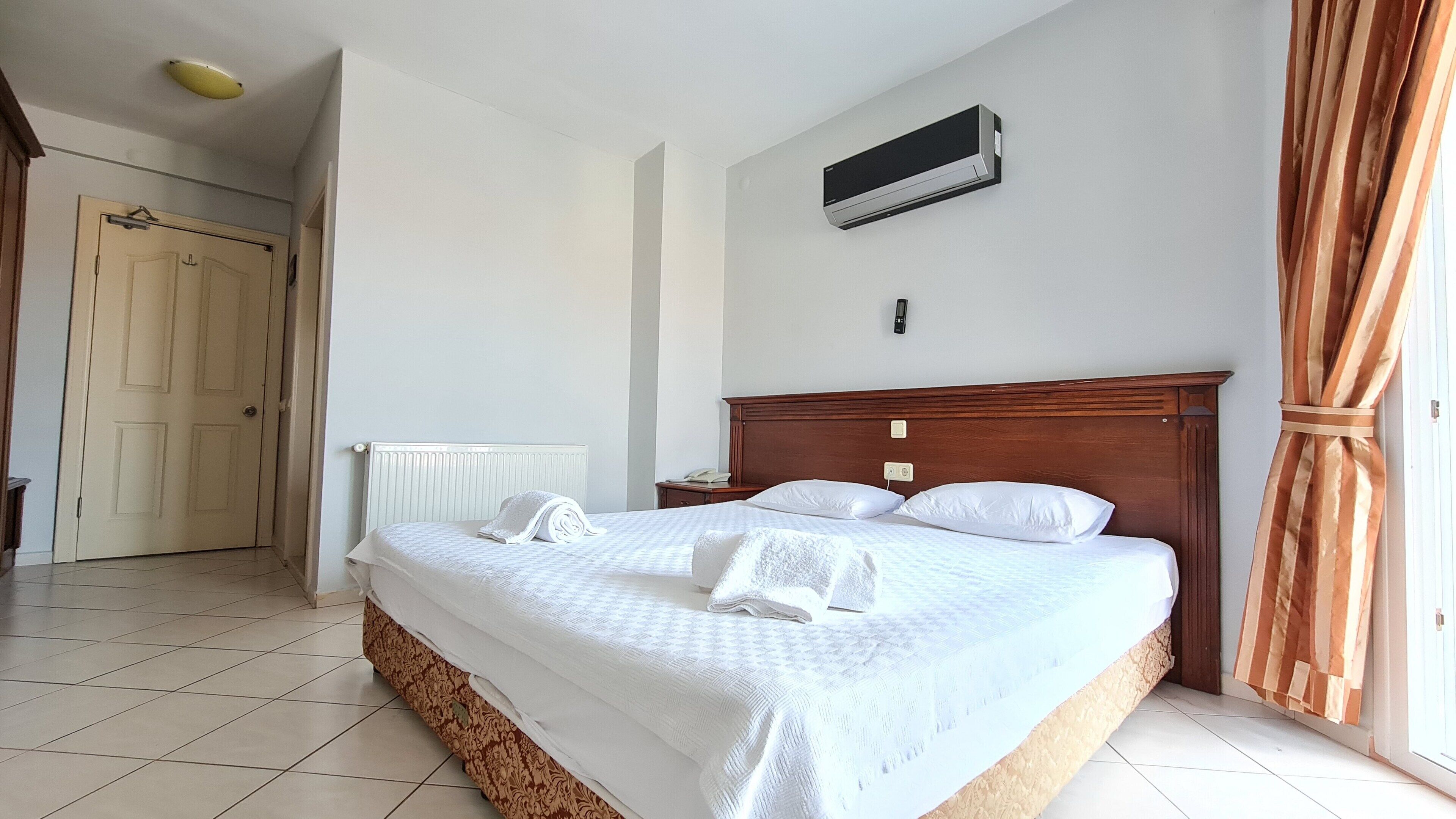 standard double or twin room | 1 bedroom, minibar, in-room safe, desk