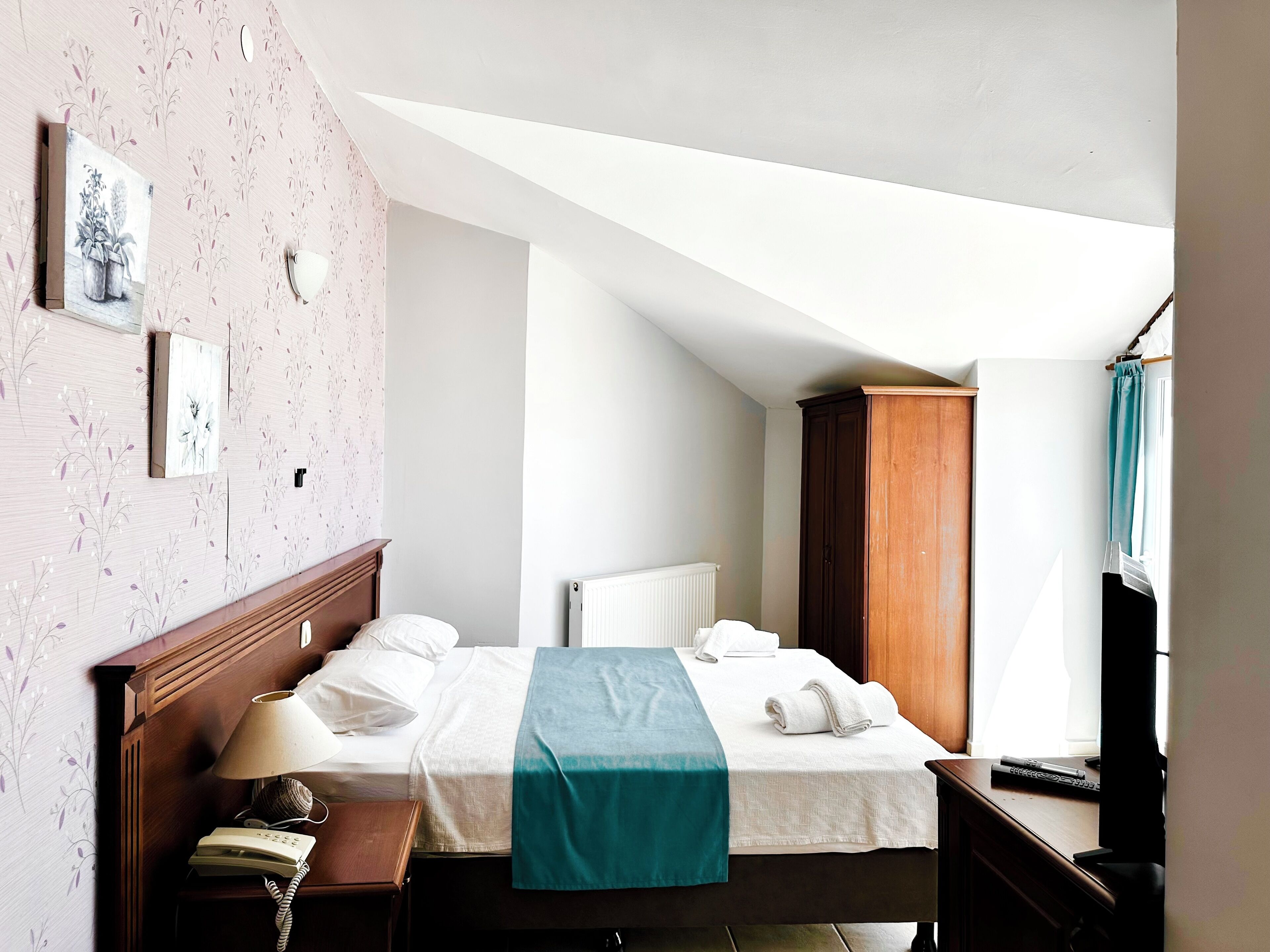 deluxe double or twin room, sea view | 1 bedroom, minibar, in-room safe, desk