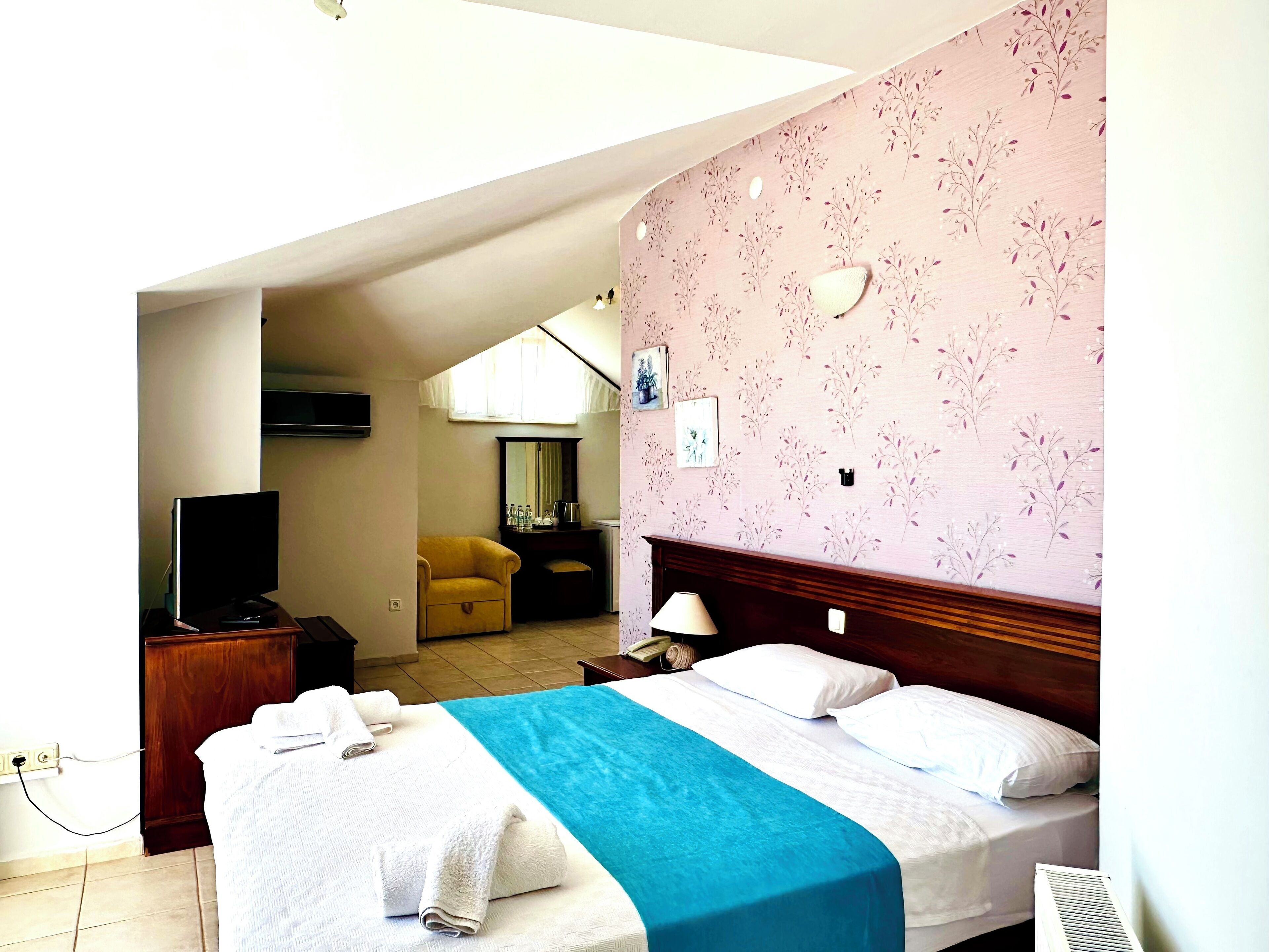 deluxe double or twin room, sea view | 1 bedroom, minibar, in-room safe, desk