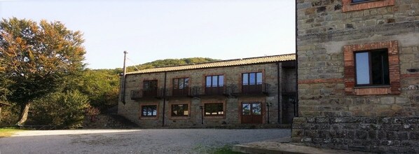 المنطقة المحيطة بالمنشأة