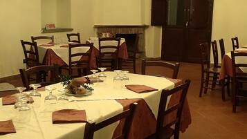 Breakfast, lunch, dinner served; local cuisine