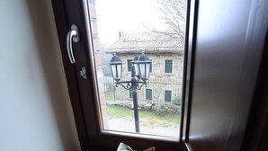 A window seat with a basket of oranges and nuts. - Rifugio Del Parco (San Fratello)
