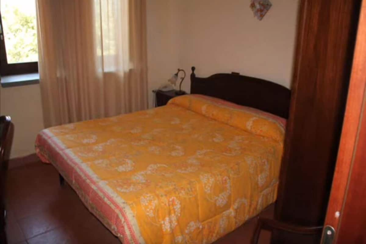 Biancheria da letto di alta qualità, una scrivania