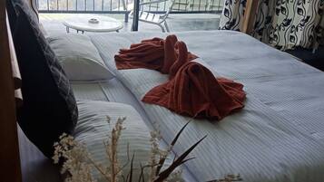 Desk, rollaway beds, free WiFi