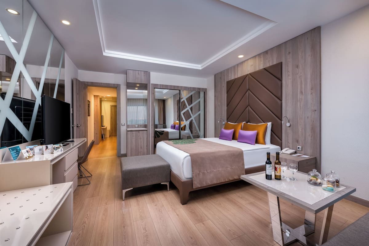 Family Room | Minibar, in-room safe, desk, soundproofing