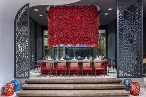 8 restaurants, breakfast, lunch, dinner served; international cuisine