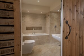 Amenidades de baño gratuitas, secadora de cabello, toallas 