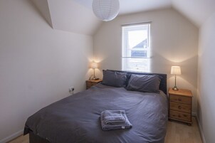 Apartamento, 1 habitación | 1 dormitorio, sistema de insonorización, tabla de planchar con plancha