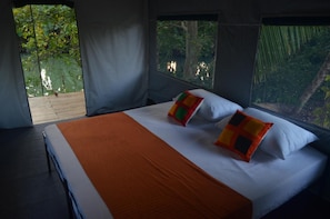 Free WiFi, bed sheets - Makulu Safari Camping (Sevanagala)