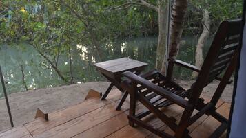 Luxe tent, 1 slaapkamer, niet-roken, uitzicht op rivier | Terras