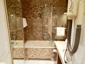 Deluxe Apartment, 1 Bedroom, City View | Bathroom | Free toiletries, towels - Larem Suites Old Town (Geneva)