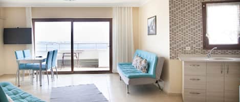 Appartement, uitzicht op zee (for 3 or 4) | Woonkamer | Lcd-televisie