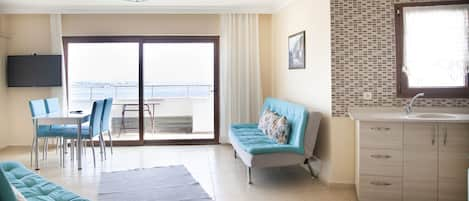 Appartamento, vista mare (for 3 or 4) | Soggiorno | TV LCD