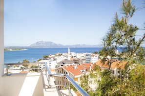 Apartamento econômico, vista parcial para o mar | Sacada
