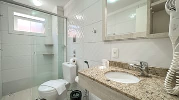 Deluxe-værelse med dobbeltseng eller 2 enkeltsenge | Badeværelse | Bruser, gratis toiletartikler, hårtørrer, bidet