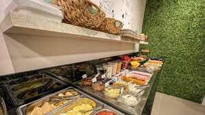 Ein Buffet mit verschiedenen Speisen und Beilagen.