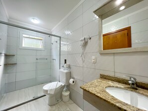 Apt. casal ou duplo standard, Acessível, Piso térreo (Ao lado do cafe da manha)  | Bathroom | Shower, free toiletries, hair dryer, bidet - Pousada Viena (Gramado)