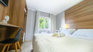 Minibar, escritorio, cortinas blackout y sistema de insonorización